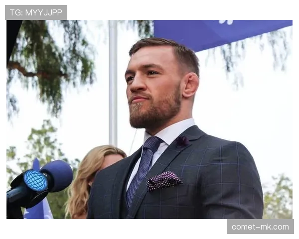 康纳·麦格雷戈穿着人字拖进超豪华派对，门口保镖比他还认真